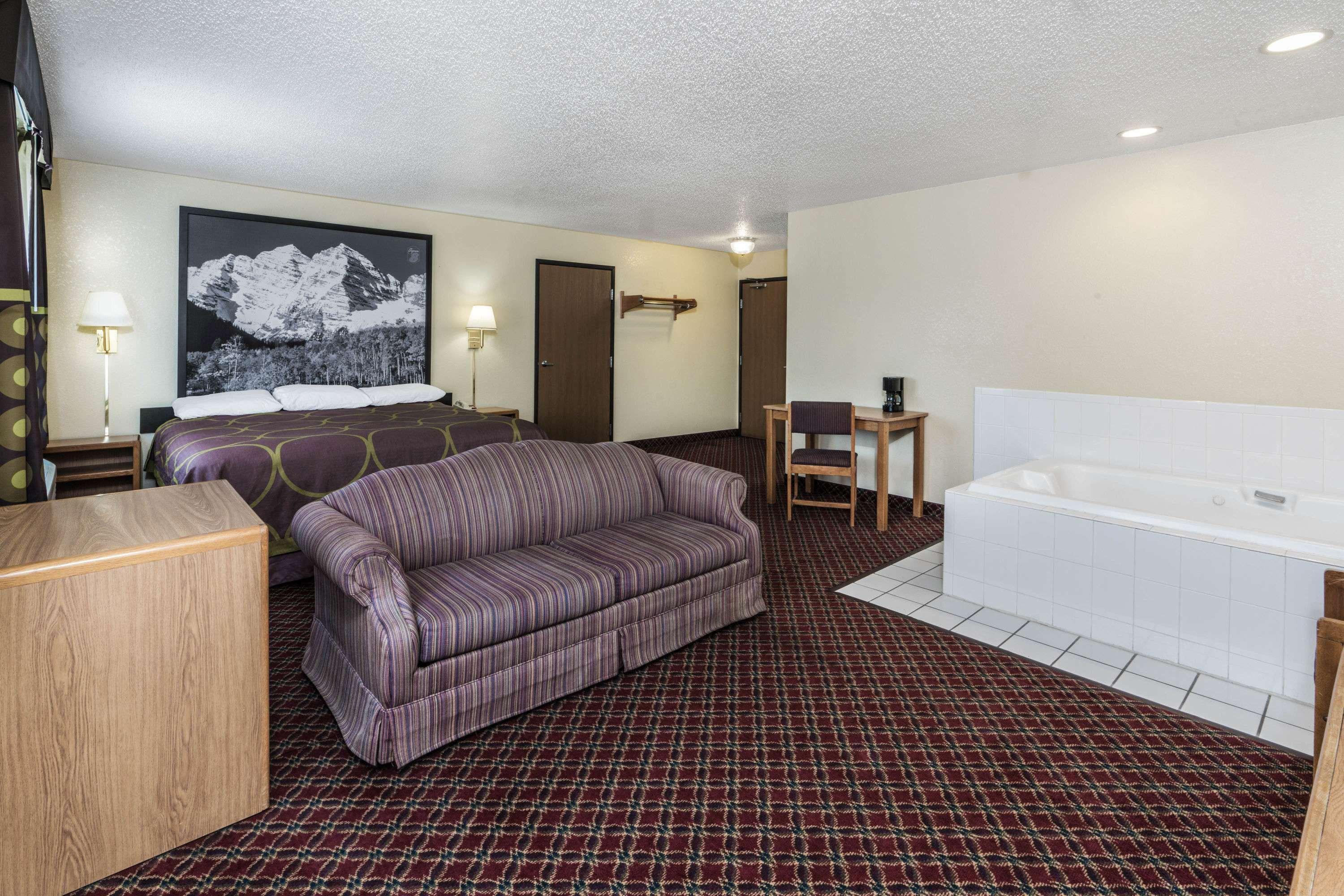 Hotel Super 8 By Wyndham Fountain Extérieur photo
