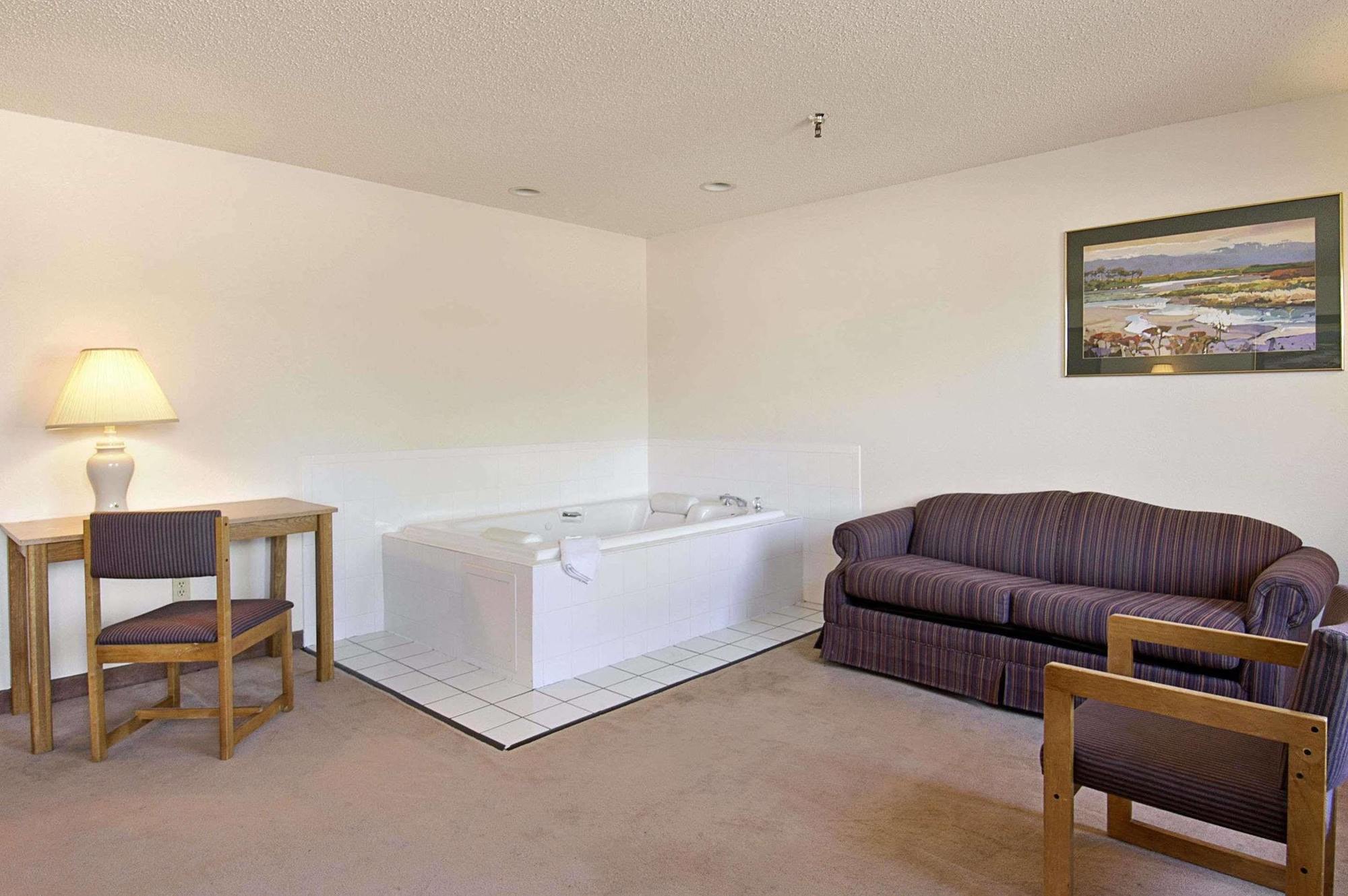 Hotel Super 8 By Wyndham Fountain Extérieur photo